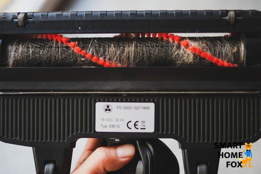 Haare die sich um die Bürste des Bosch Unlimited gewickelt haben